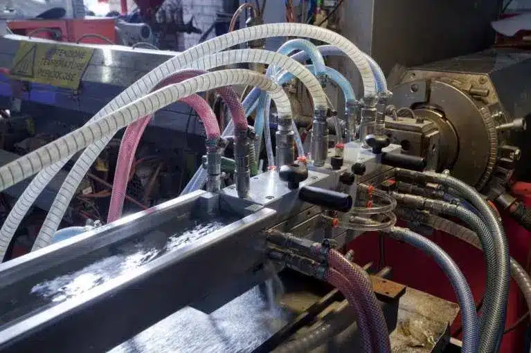 Come l’estrusione influisce sulle proprietà meccaniche dei materiali plastici